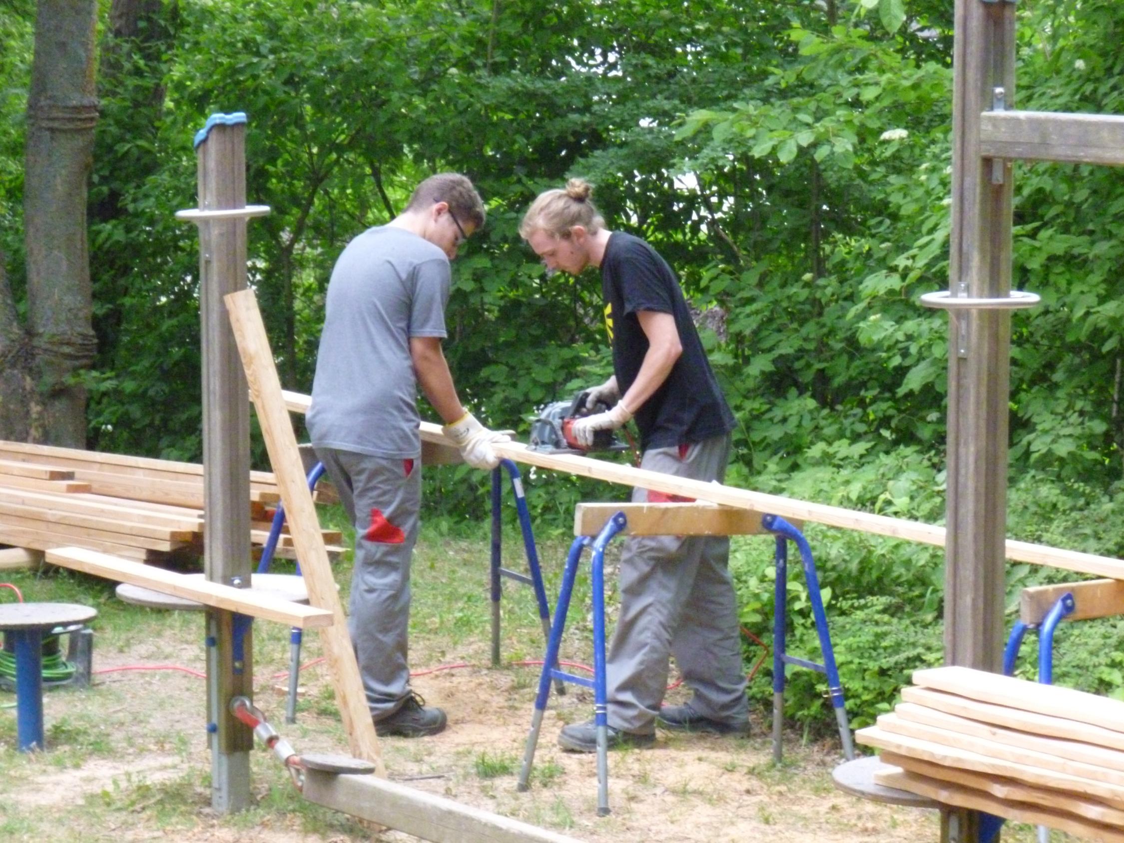 Bau der Stelzenhäuser durch die Azubis der Stadtwerke Bamberg