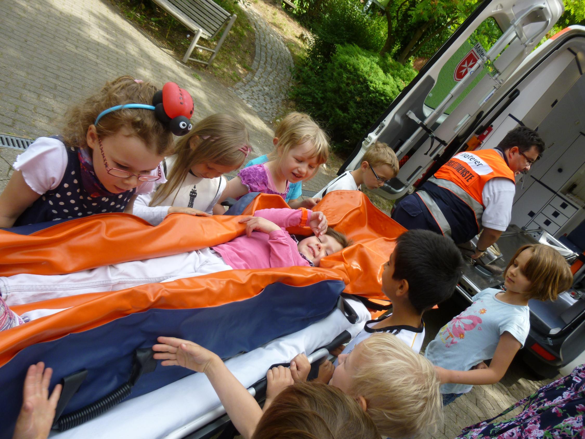 Berufe schnuppern - Malteser (Ersthelfer/Sanitäter) zu Besuch im Kindergarten