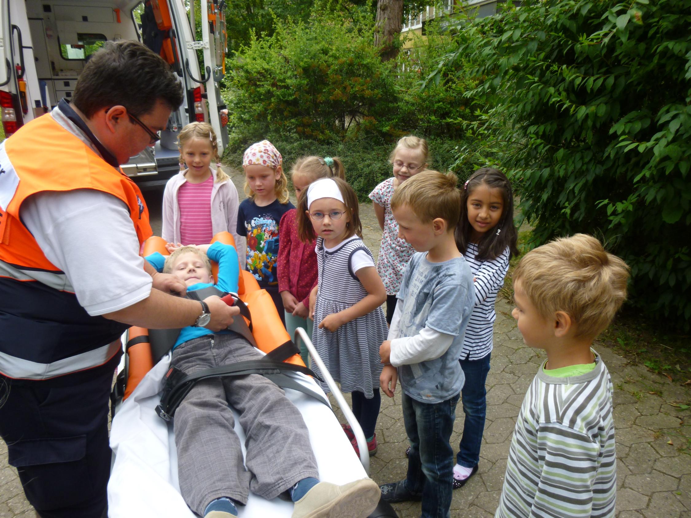 Berufe schnuppern - Malteser (Ersthelfer/Sanitäter) zu Besuch im Kindergarten