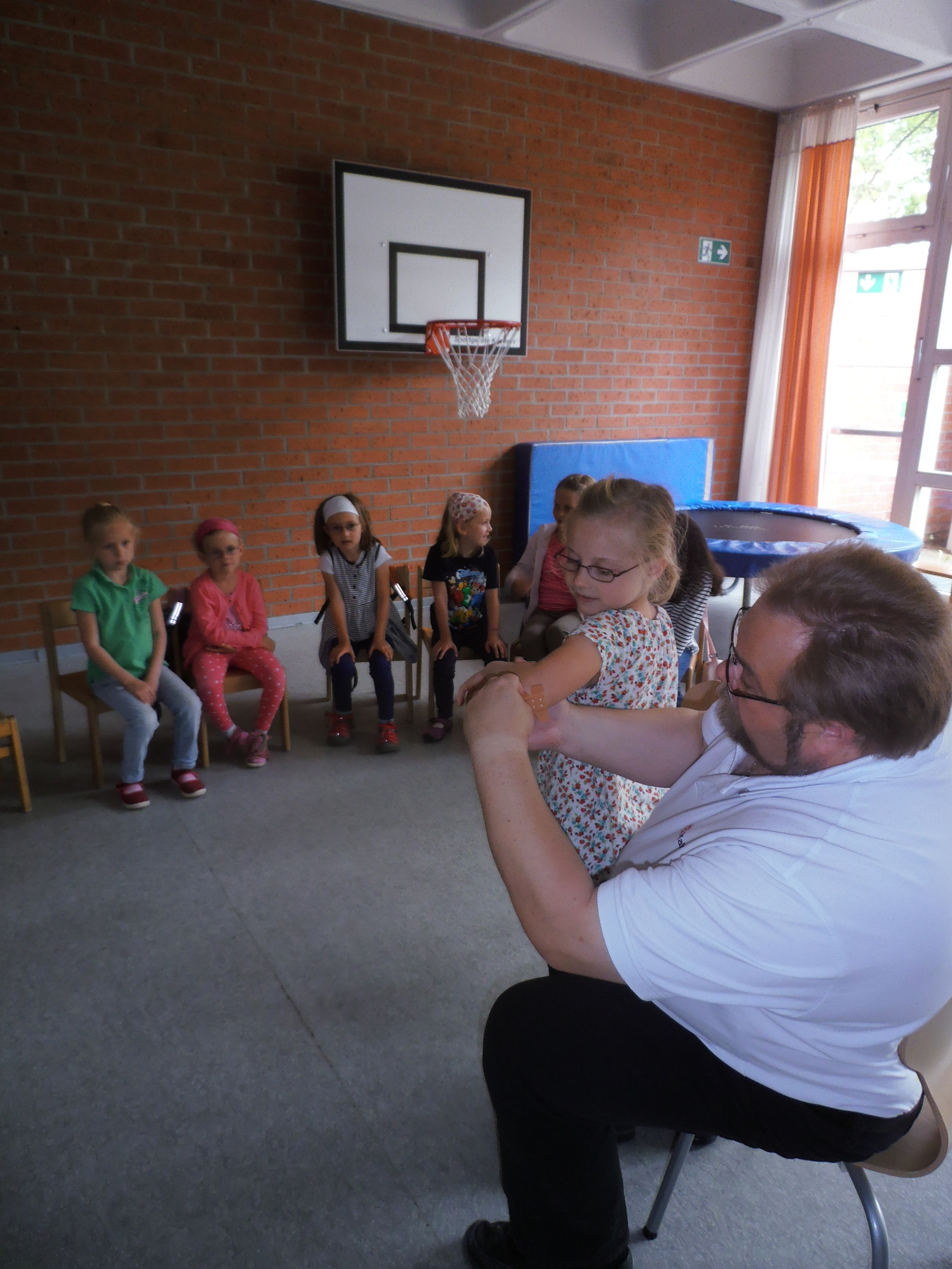 Berufe schnuppern - Malteser (Sanitäter/Ersthelfer) zu Besuch bei uns im Kindergarten