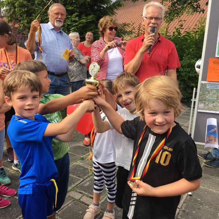 Platz drei der Kindergartenkinder beim 20. Kirchweihlauf rund um den Babenbergerring