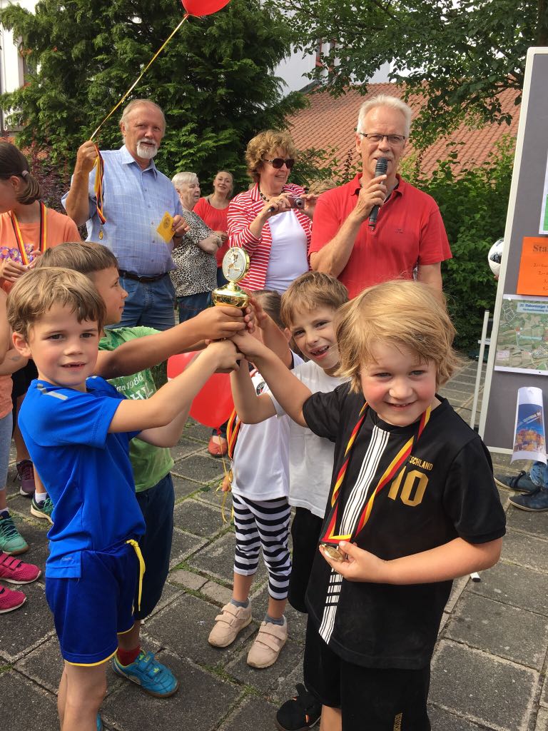 Platz drei der Kindergartenkinder beim 20. Kirchweihlauf rund um den Babenbergerring