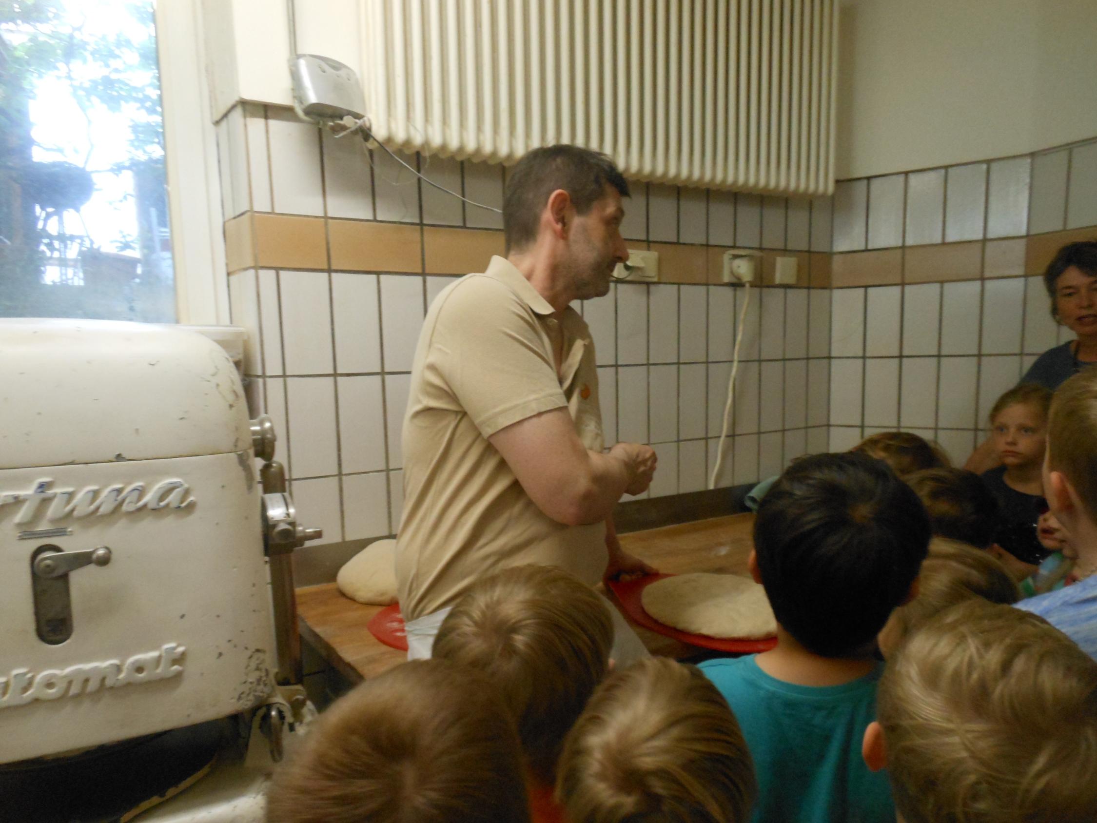 Die Vorschulkinder besuchen den Bäcker Seel zum Thema: 'Berufe schnuppern'