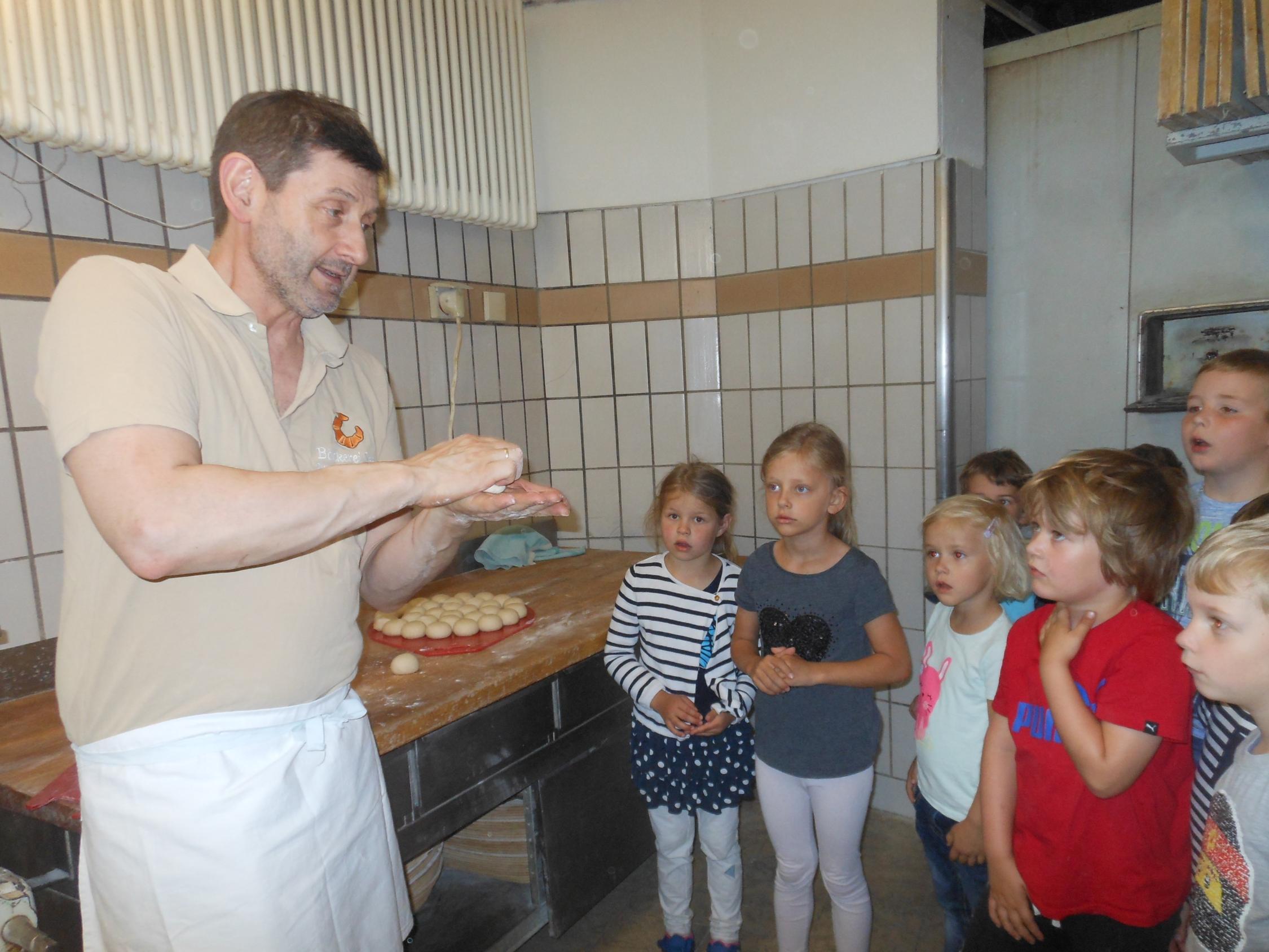 Die Vorschulkinder besuchen den Bäcker Seel zum Thema: 'Berufe schnuppern'