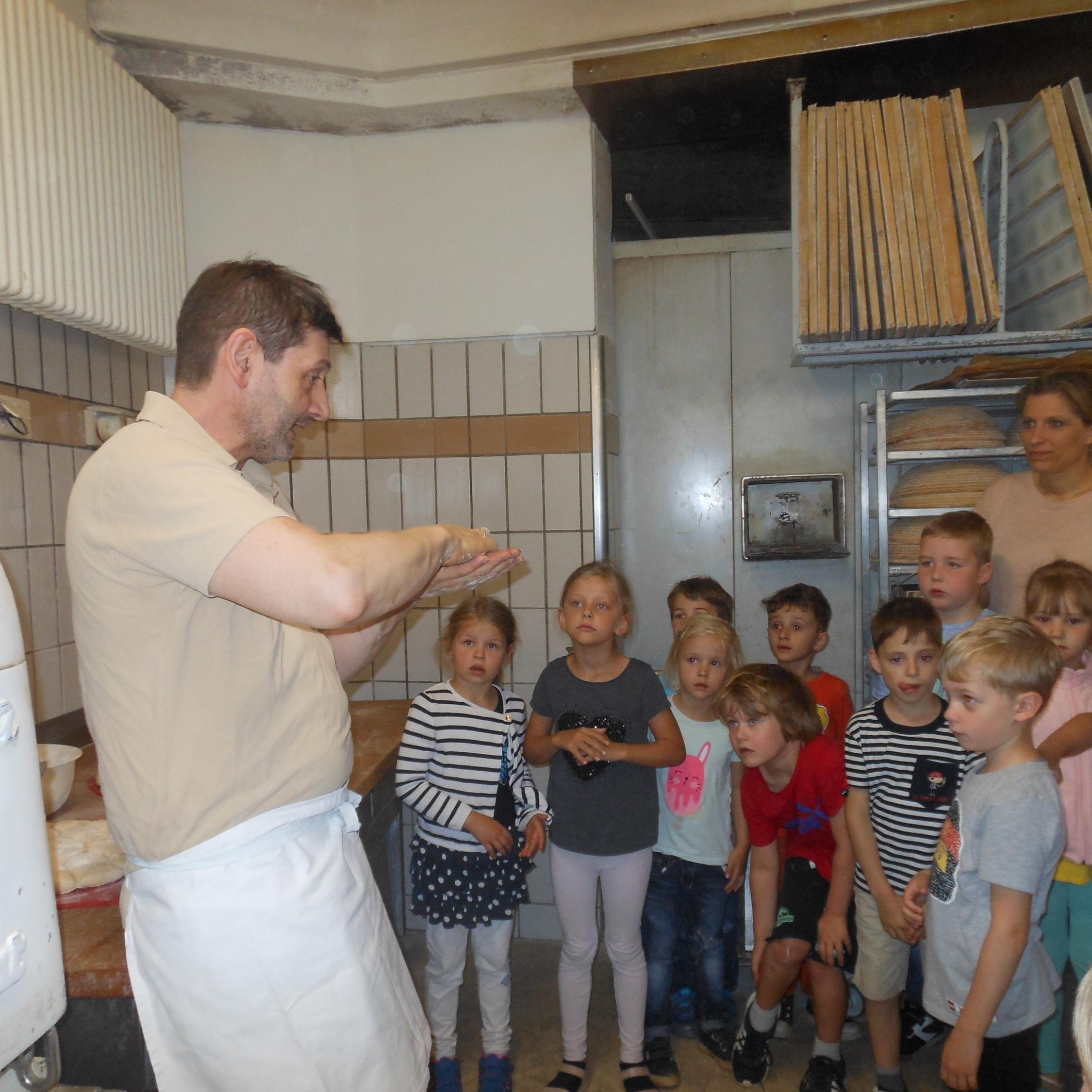 Die Vorschulkinder besuchen den Bäcker Seel zum Thema: 'Berufe schnuppern'