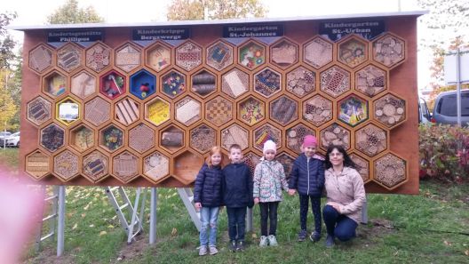 Die Kinder aus vier Kindergärten des Berggebietes gestalteten ein gemeinsames Wildbienenhotel beim Einkaufsmarkt REWE