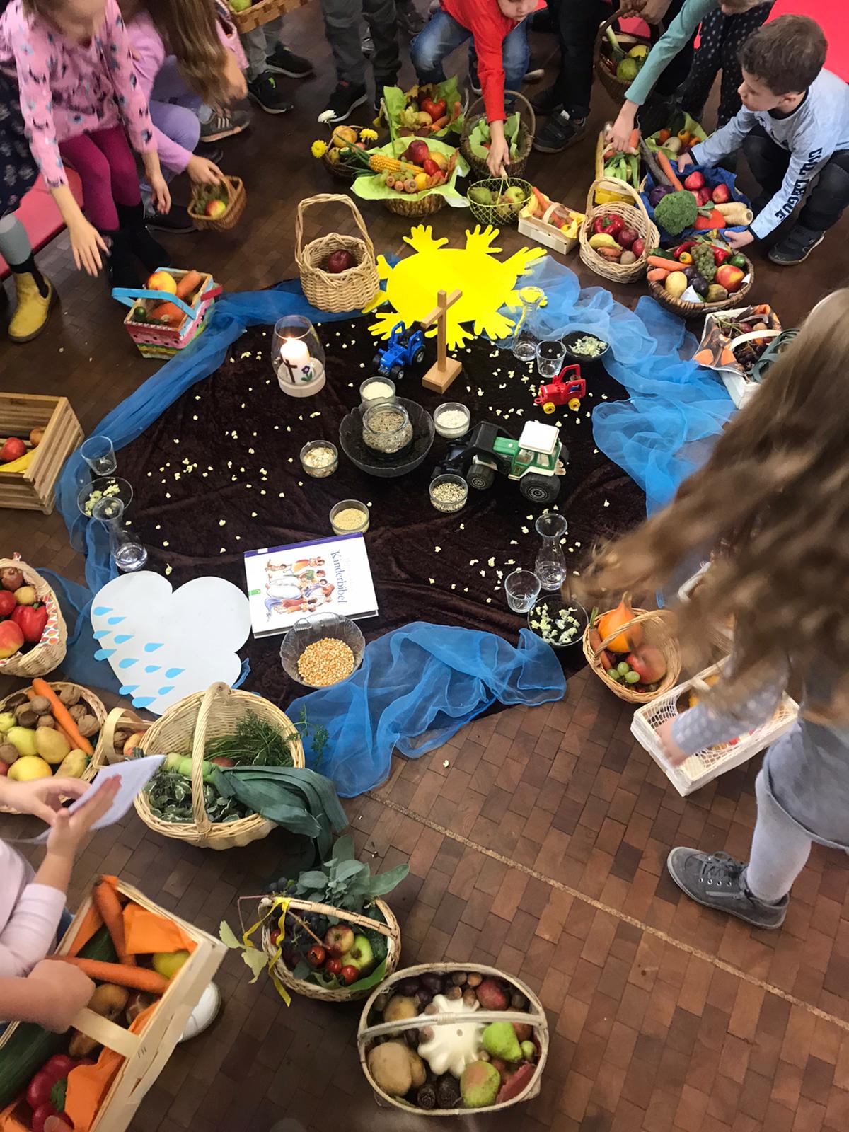 Erntedankgottesdienst mit den Kindergartenkindern von St. Urban