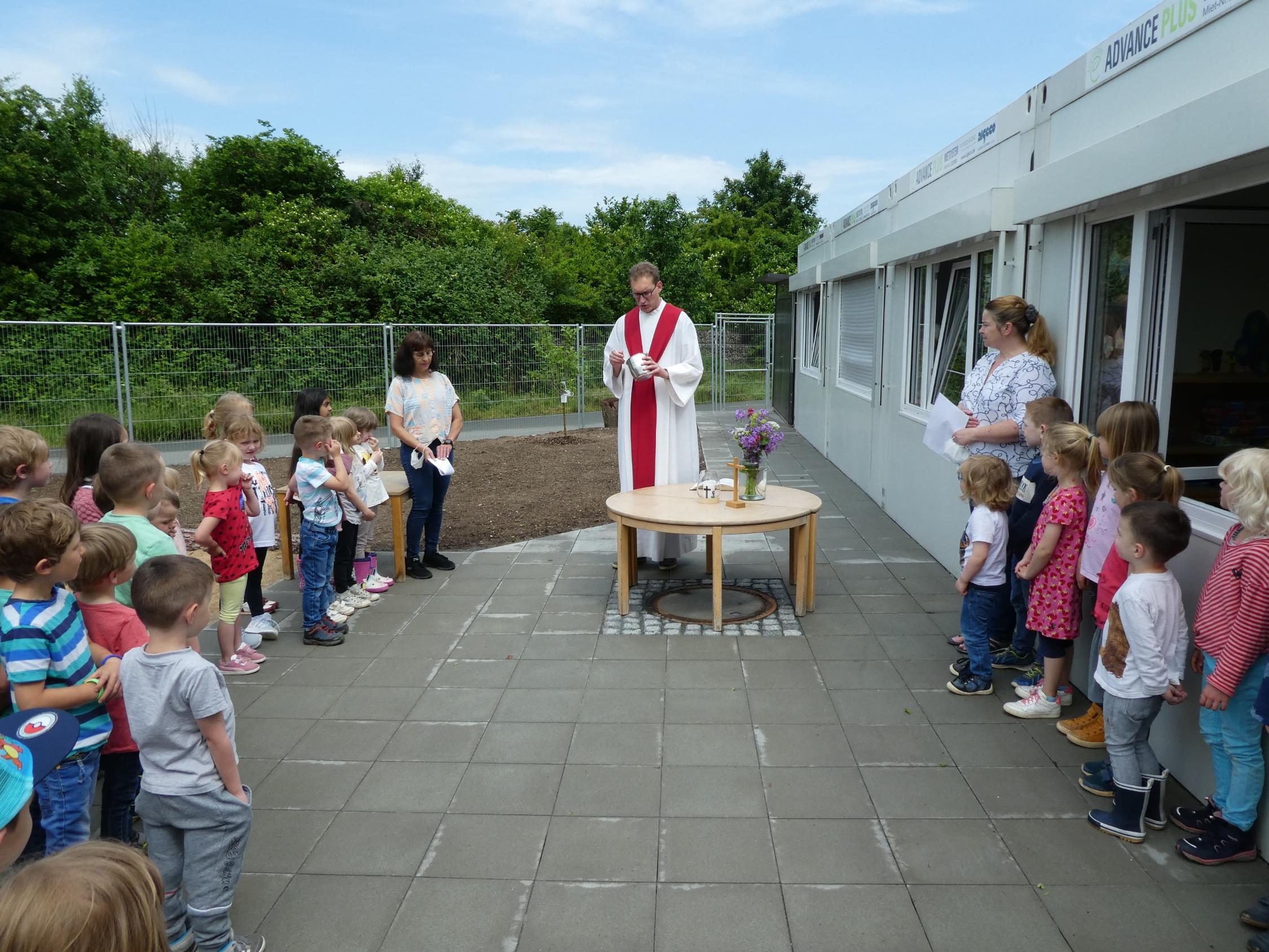 Segnung des Containerkindergartens