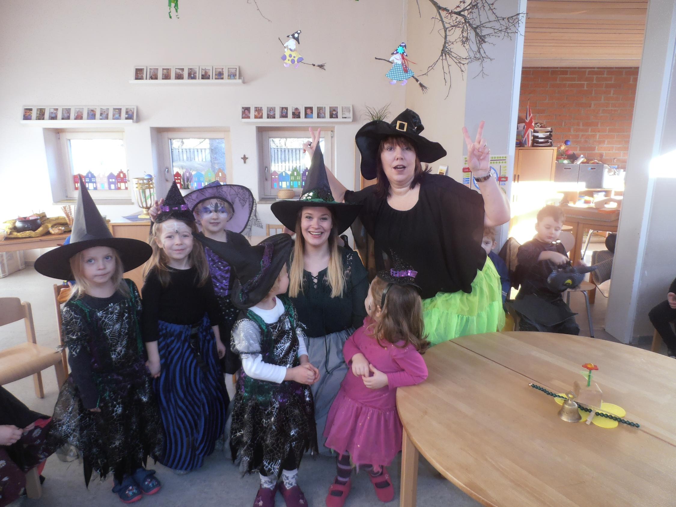 Fasching mit Besuch der kleinen Hexe im Kindergarten