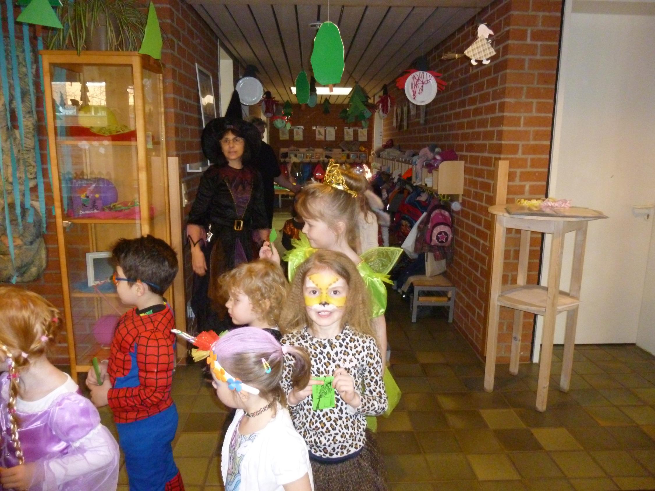 Fasching mit Besuch der kleinen Hexe im Kindergarten