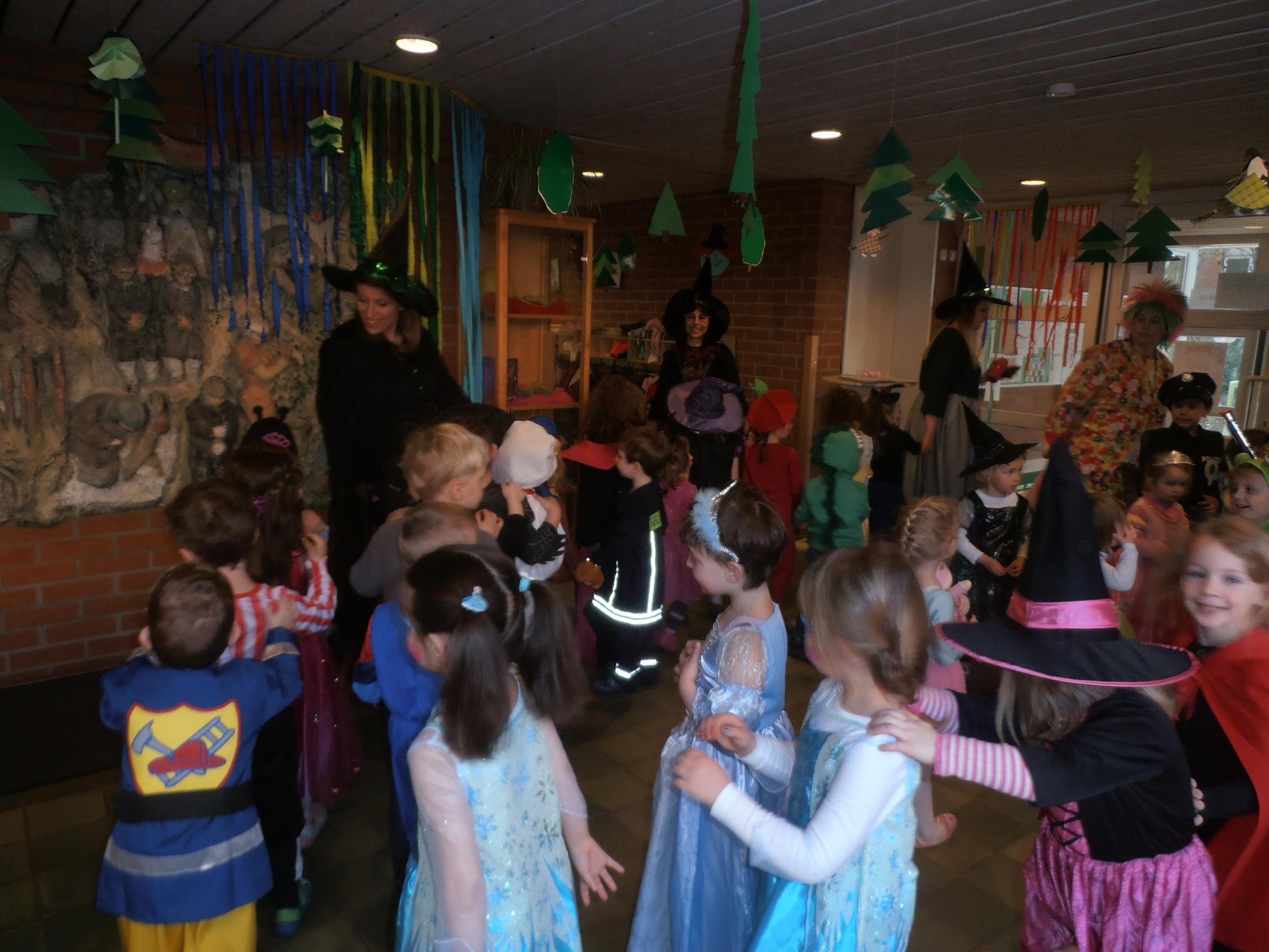 Fasching mit Besuch der kleinen Hexe im Kindergarten