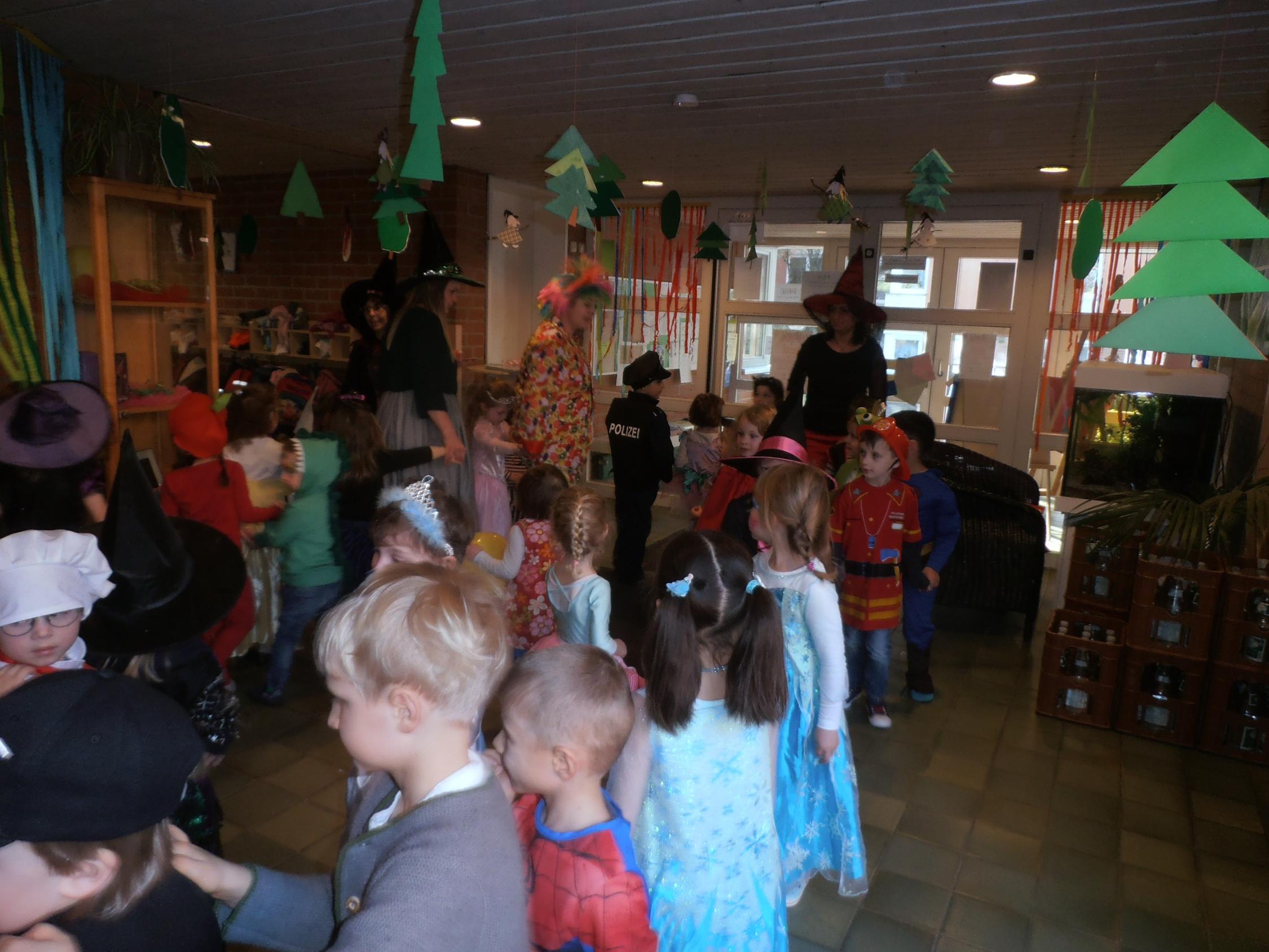 Fasching mit Besuch der kleinen Hexe im Kindergarten