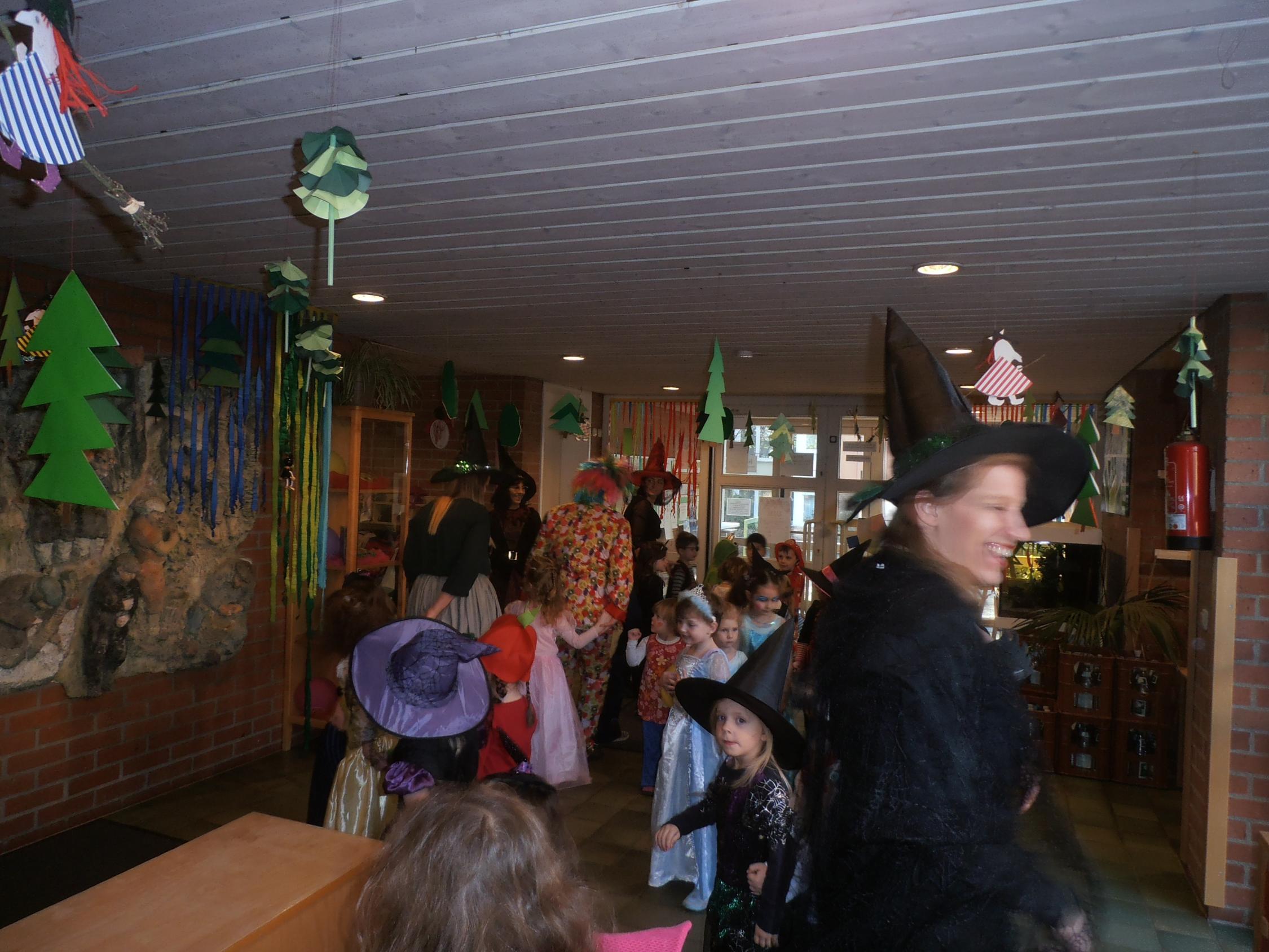 Fasching mit Besuch der kleinen Hexe im Kindergarten