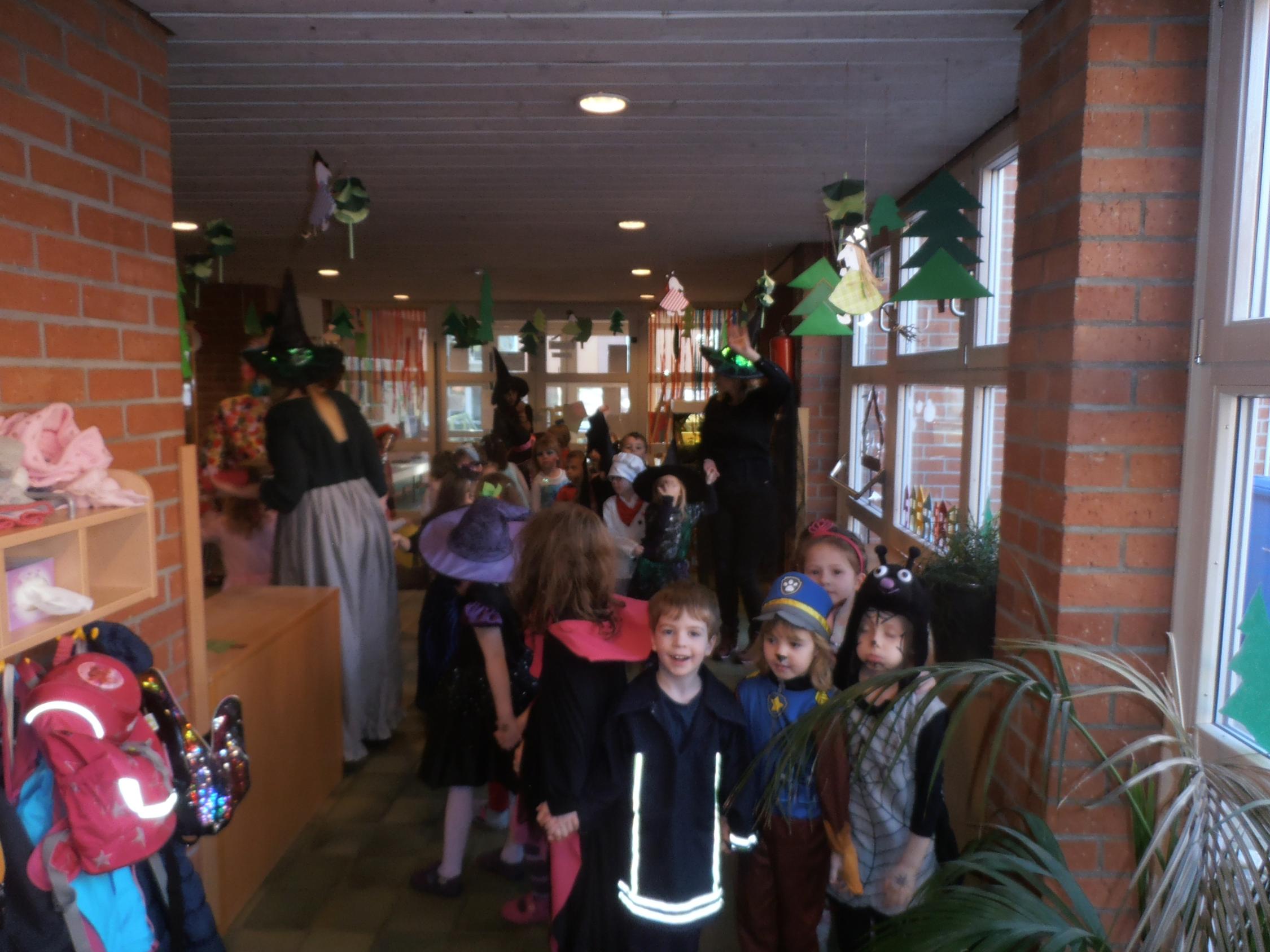 Fasching mit Besuch der kleinen Hexe im Kindergarten