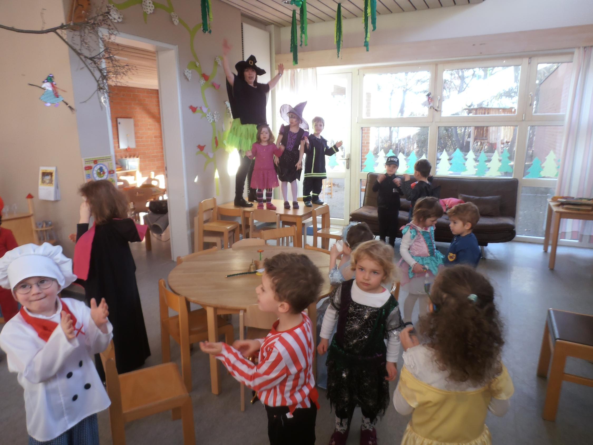 Fasching mit Besuch der kleinen Hexe im Kindergarten