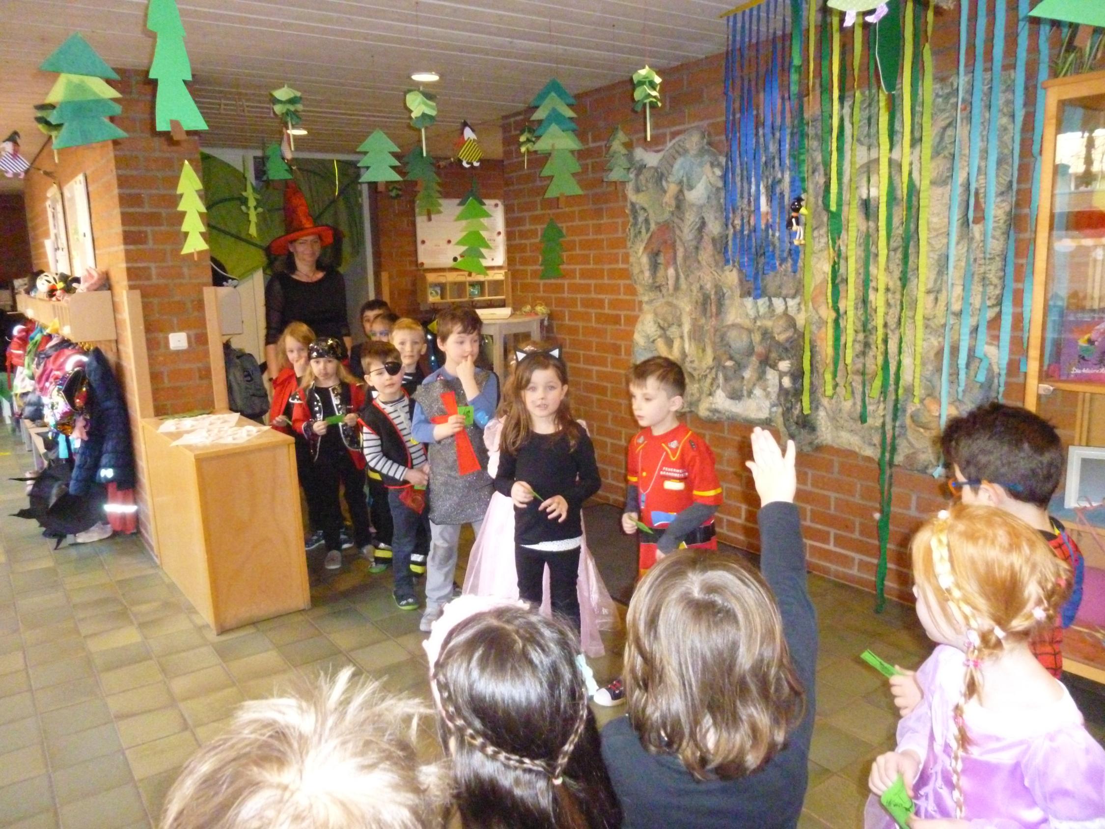 Fasching mit Besuch der kleinen Hexe im Kindergarten