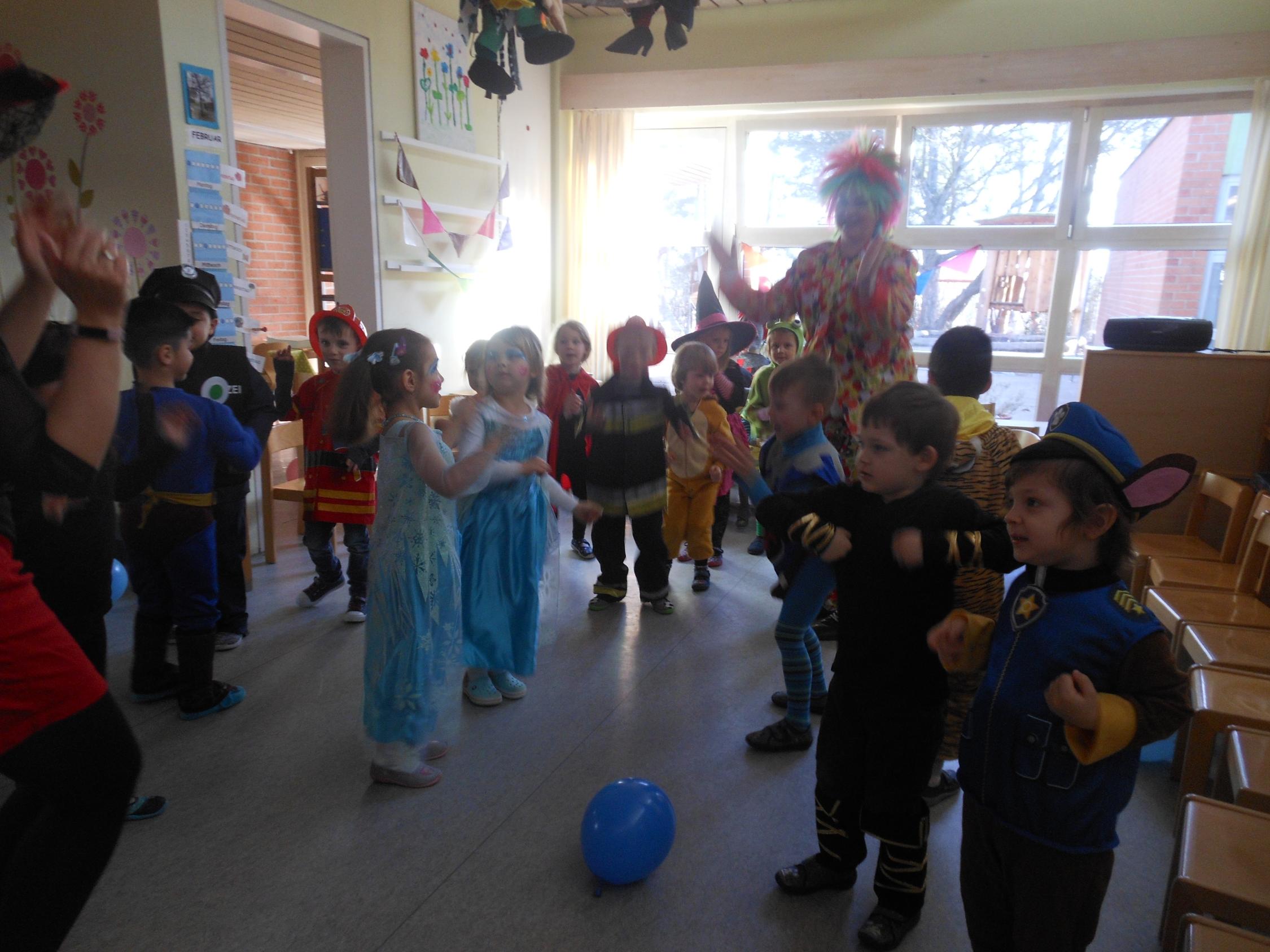 Fasching mit Besuch der kleinen Hexe im Kindergarten