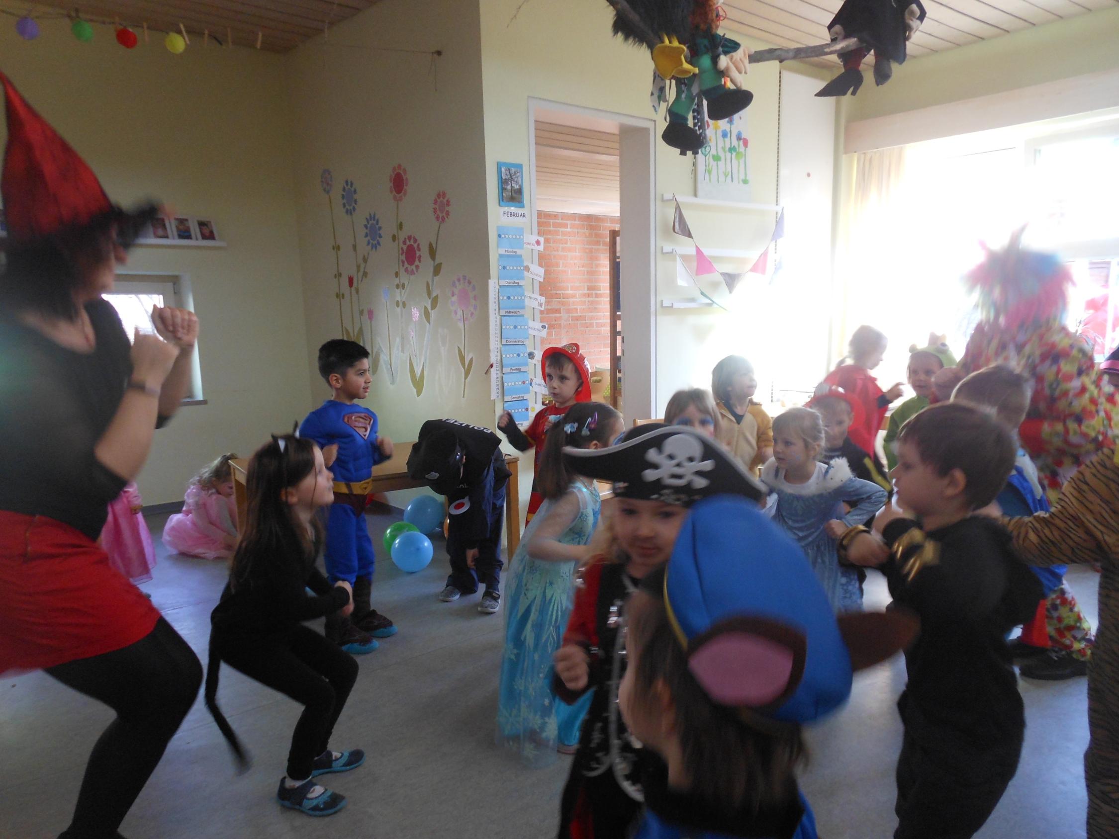 Fasching mit Besuch der kleinen Hexe im Kindergarten