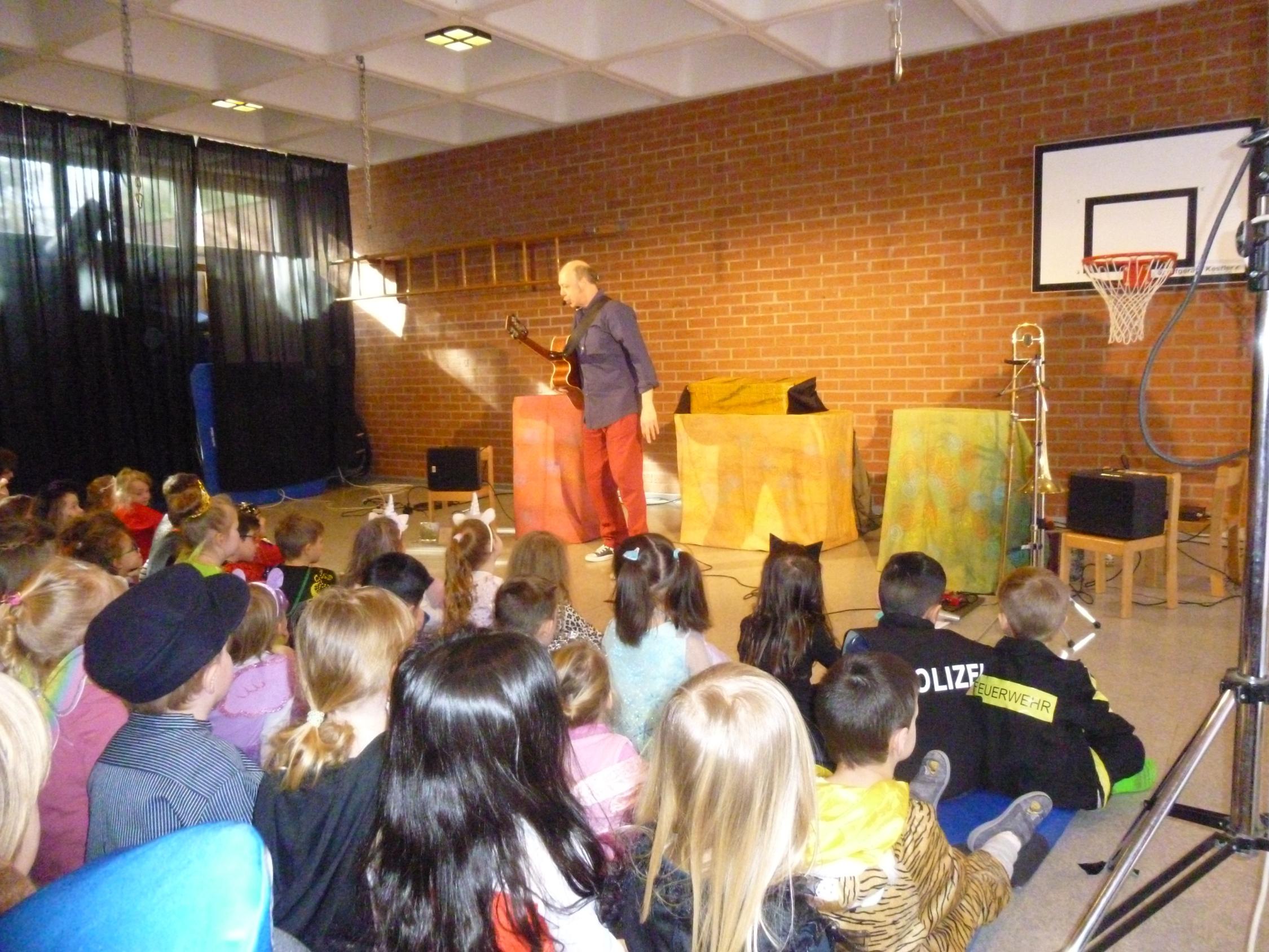 Fasching mit Besuch der kleinen Hexe im Kindergarten