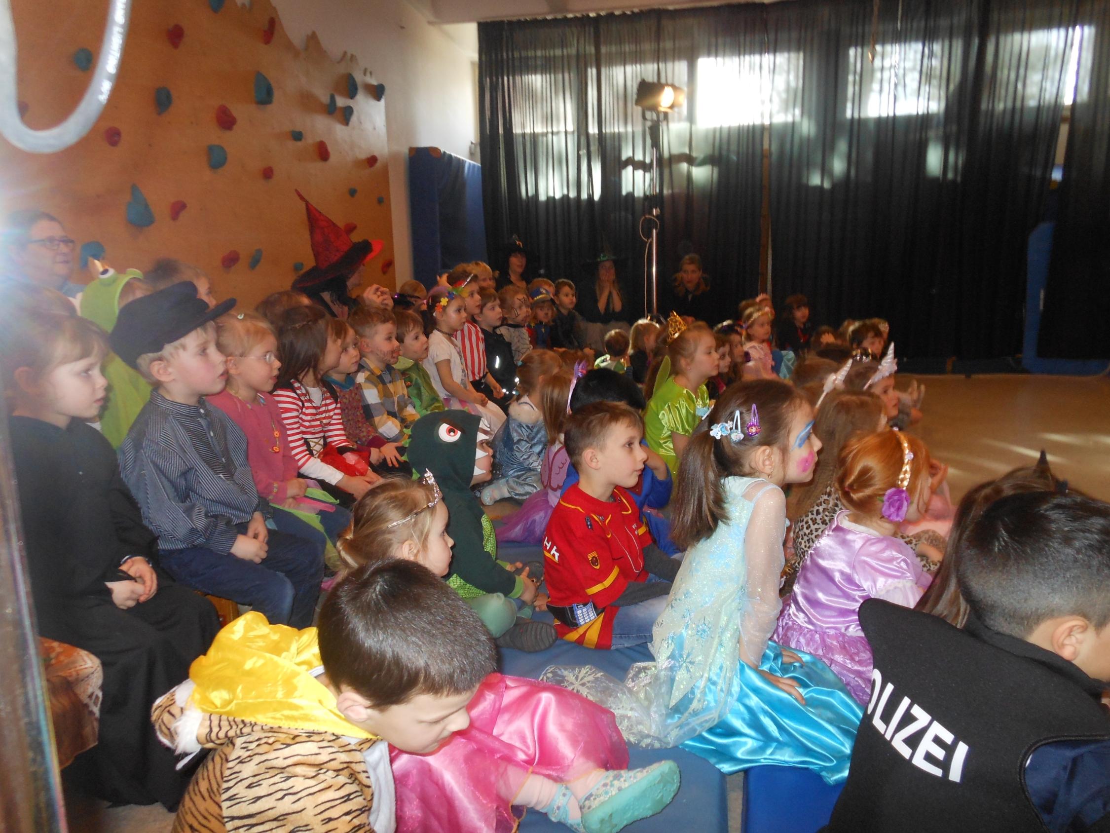 Fasching mit Besuch der kleinen Hexe im Kindergarten