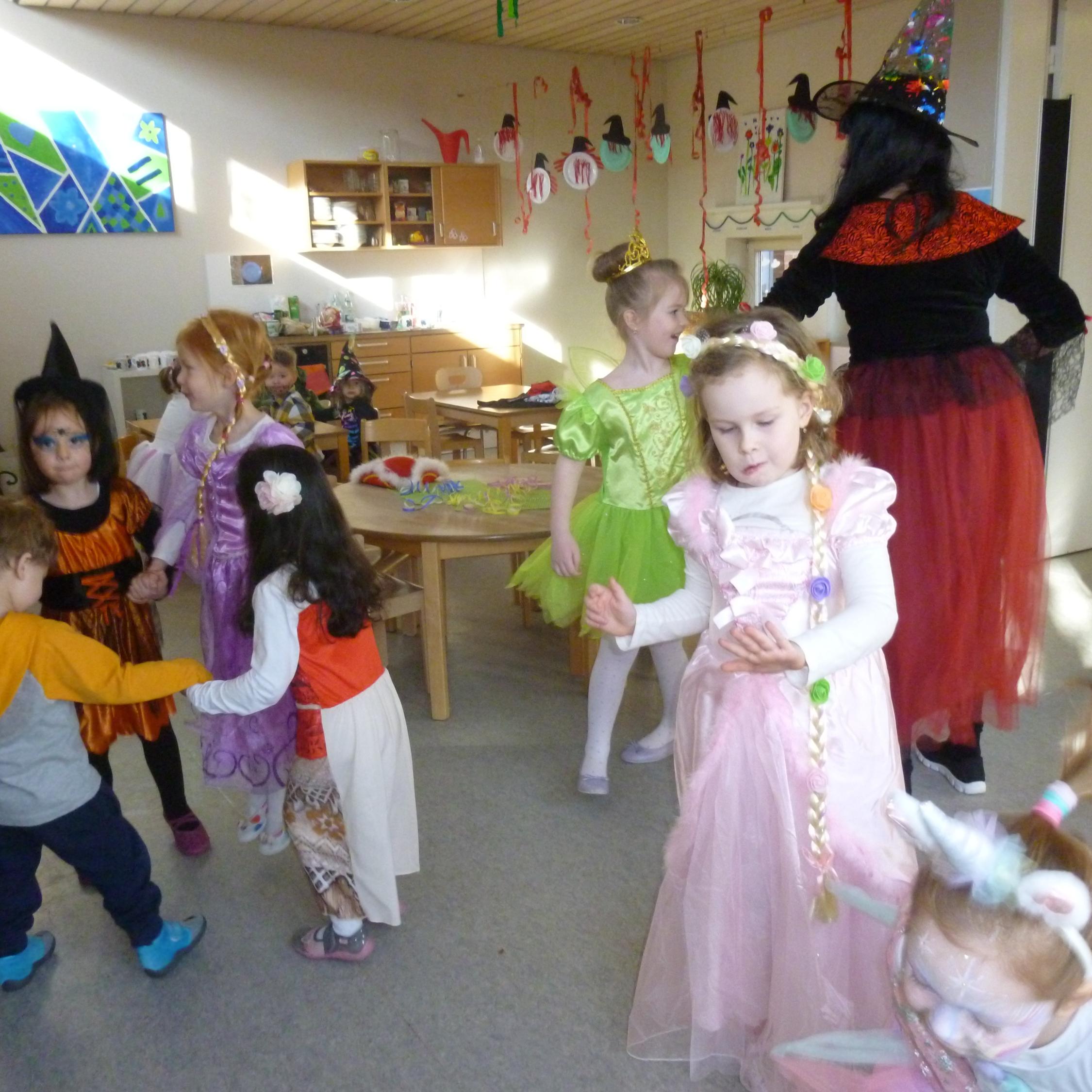 Fasching mit Besuch der kleinen Hexe im Kindergarten