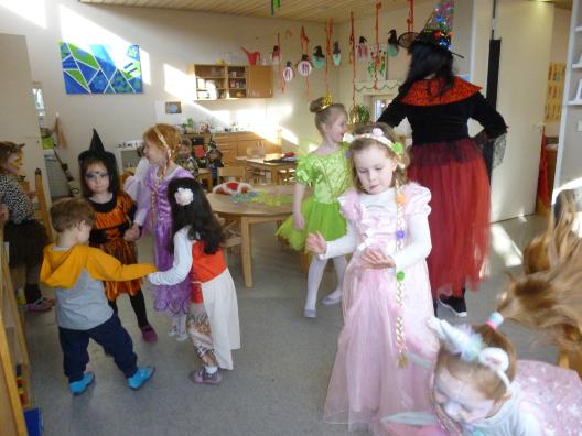 Fasching mit Besuch der kleinen Hexe im Kindergarten