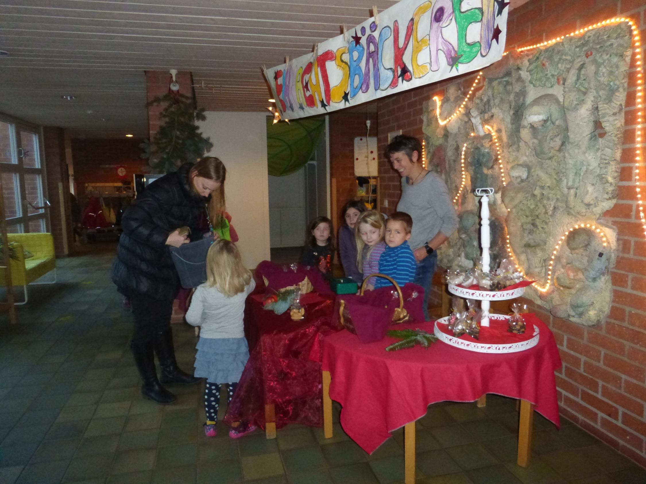 Plätzchenverkauf unter dem Motto: 'In der Weihnachtsbäckerei'