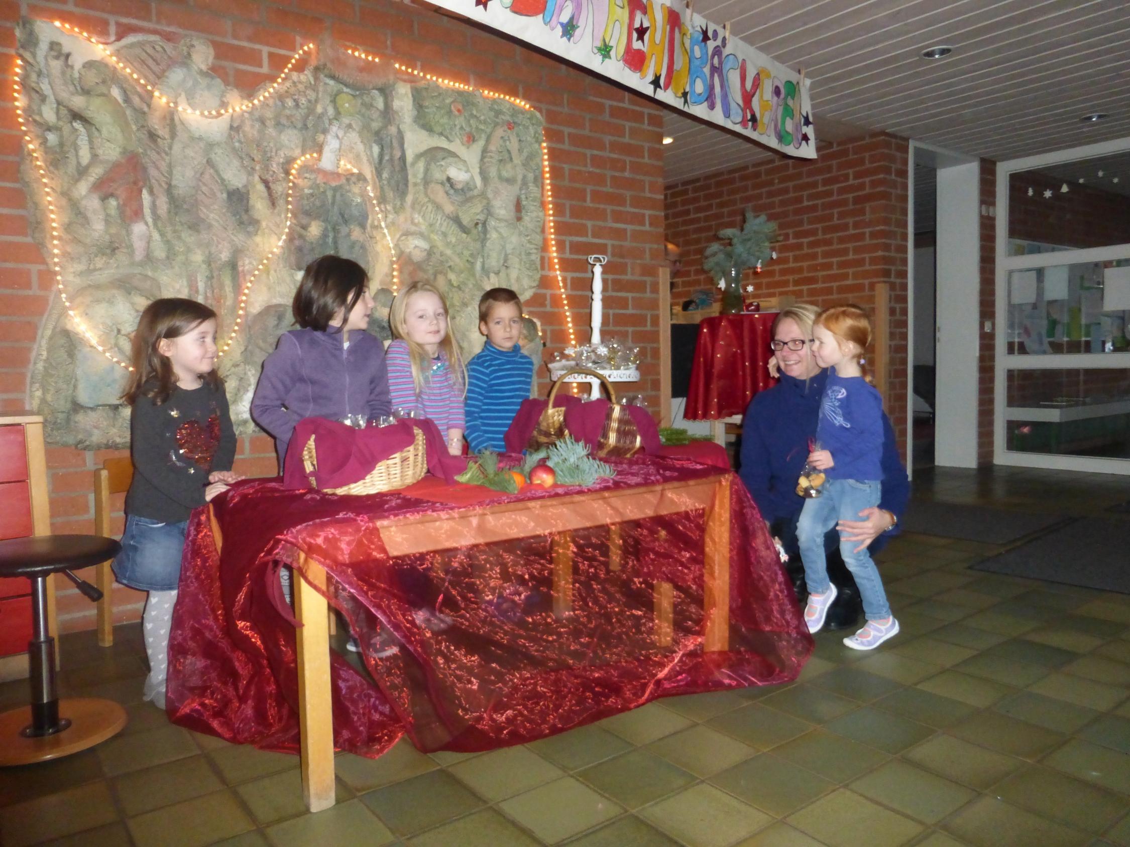 Plätzchenverkauf unter dem Motto: 'In der Weihnachtsbäckerei'