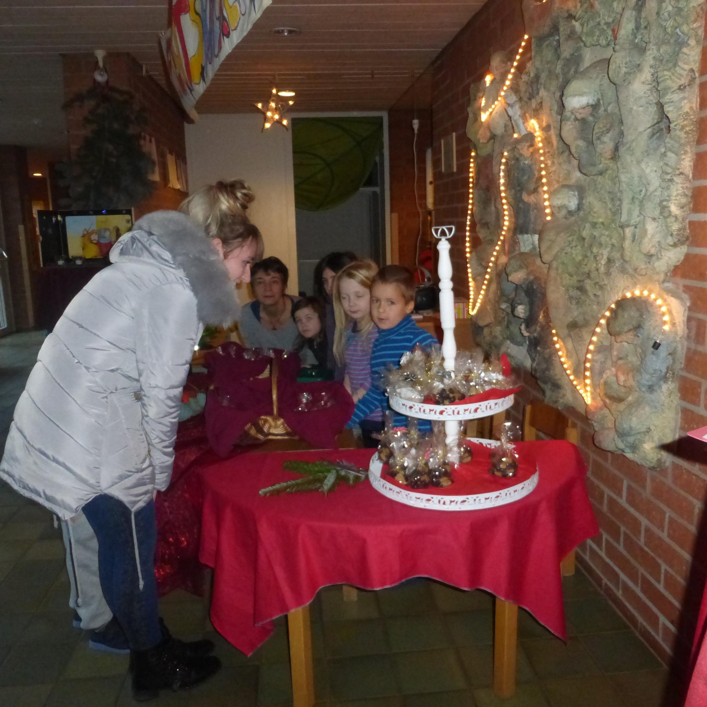 Plätzchenverkauf unter dem Motto: 'In der Weihnachtsbäckerei'