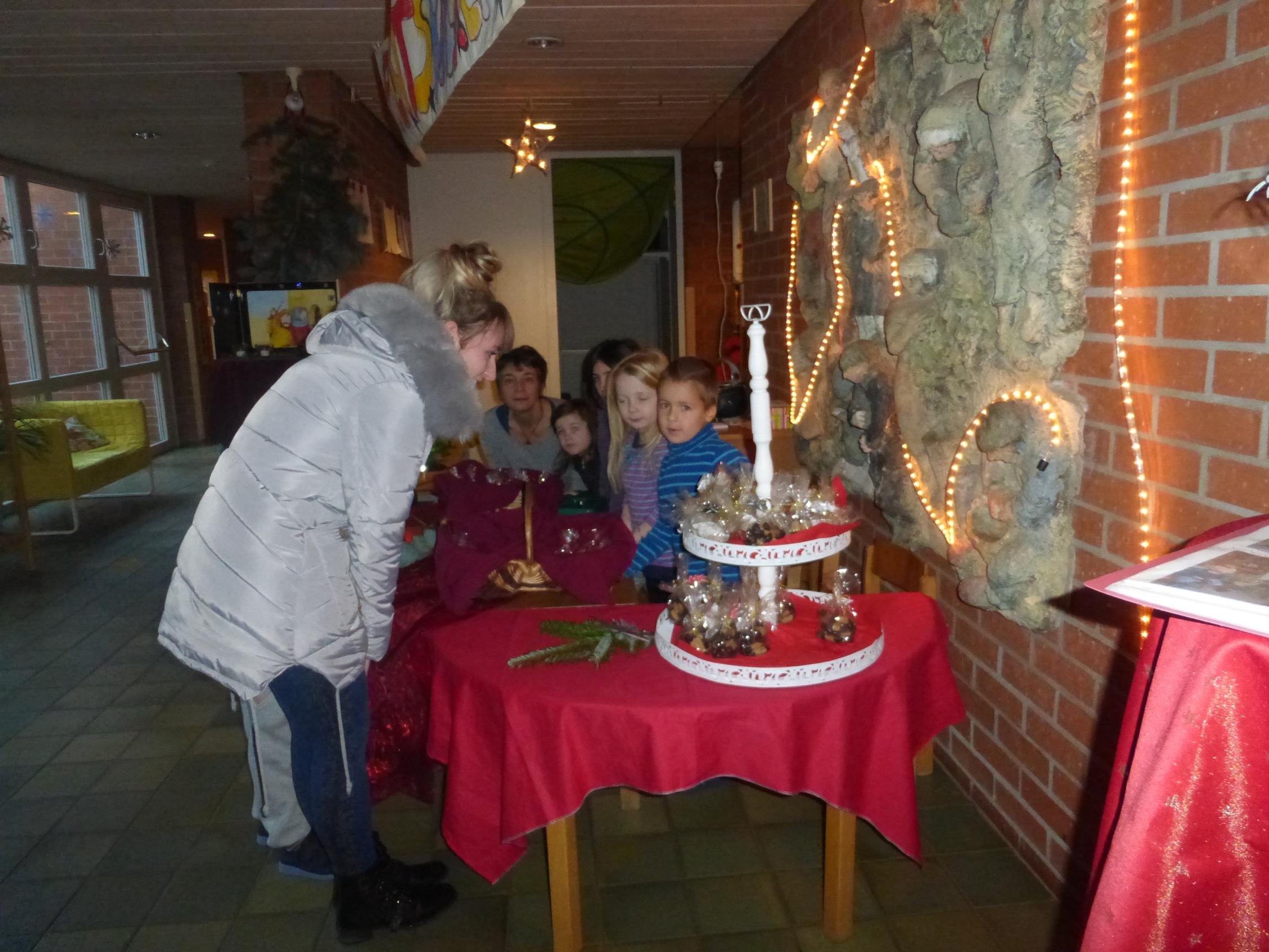 Plätzchenverkauf unter dem Motto: 'In der Weihnachtsbäckerei'